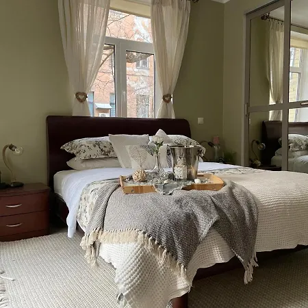 Exquisite 1br Apt W Garden In Center Apartment *