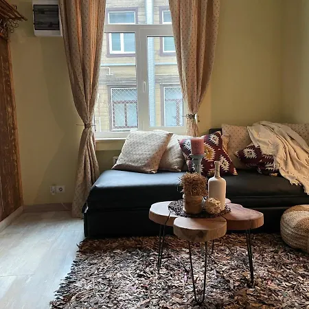 Exquisite 1br Apt W Garden In Center