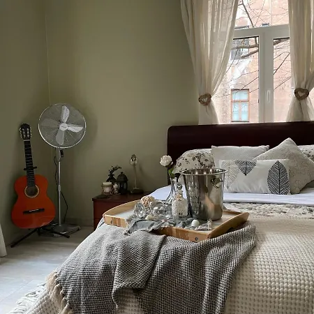 Exquisite 1br Apt W Garden In Center *