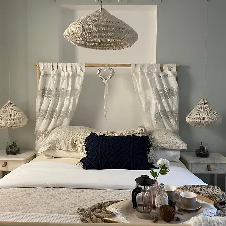 Exquisite 1br Apt W Garden In Center