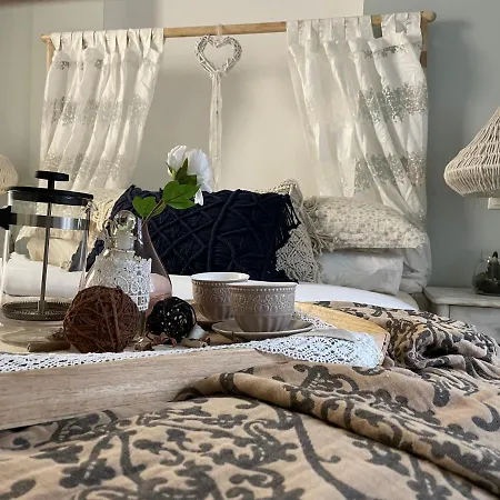 Exquisite 1br Apt W Garden In Center