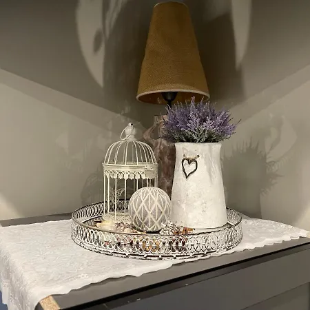 Exquisite 1br Apt W Garden In Center *